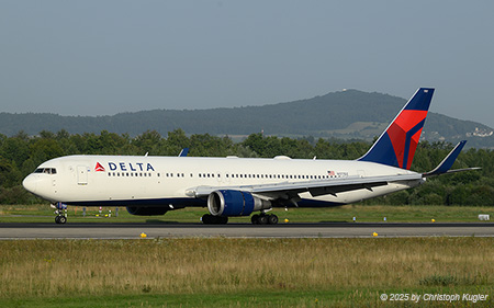 Boeing 767-332ER | N177DZ | Delta Air Lines  |  This Boeing 767-300 of Delta Air Lines has just landed on runway 14 in Zurich and is about to vacate the runway to get to its parking position. | Z&UUML;RICH (LSZH/ZRH) 14.08.2025