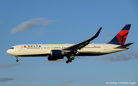 Boeing 767-332ER | N178DZ | Delta Air Lines  |  This Boeing 767-300 of Delta Air Lines is in service with the company since 23MAY2000 and the Winglets were installed in FEB2015. It is seen here arriving from Atlanta as Flight DAL90. | Z&UUML;RICH (LSZH/ZRH) 29.08.2025