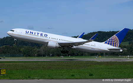 Boeing 767-322ER | N647UA | United Airlines  |  This Boeing 767-300 of United Airlines suffered from a technical issue in Zurich which prevented the aircraft to return to Washingdon DC on 03SEP2025. It is seen here departing empty as flight UAL3900 on 06SEP2025. | Z&UUML;RICH (LSZH/ZRH) 06.09.2025