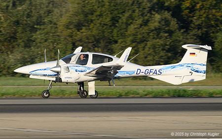 Diamond DA42 NG Twin Star | D-GFAS | Franconia Air Service  |  This Diamond DA42 Twin Start is being operated by Franconia Air Service and is seen here exiting runway 14 as flight FRC24 from Nurnberg. The aircraft only recently received this updates paint job. | Z&UUML;RICH (LSZH/ZRH) 19.09.2025