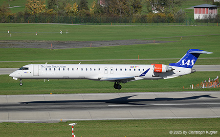 Bombardier CRJ 900LR | EI-FPX | SAS Scandinavian Airlines System (CityJet)  |  This Bombardier CRJ 900 is being operated by CityJet on behalf of Scandinavian Airlines. The aircraft is about to touch down on runway 28 in Zurich, thus completing its flight from Copenhagen.  | Z&UUML;RICH (LSZH/ZRH) 24.10.2025