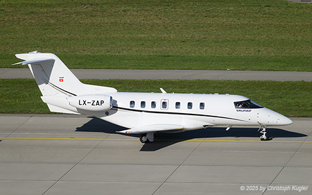 Pilatus PC-24 | LX-ZAP | untitled (JetFly Aviation)  |  This Pilatus PC-24 is seen here taxing towards its parking position in sector 1 after a flight from Grosseto. | Z&UUML;RICH (LSZH/ZRH) 04.11.2025