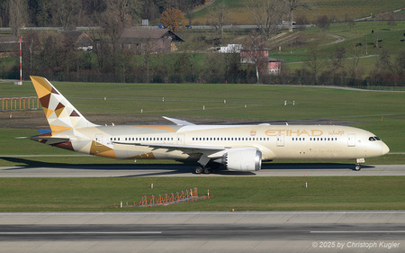Boeing 787-9 | A6-BLT | Etihad Airways  |  Etihad Airways is frequently using runway 28 for its return flight to Abu Dhabi as flight ETD144. | Z&UUML;RICH (LSZH/ZRH) 18.11.2025