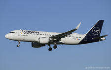 Airbus A320-214 | D-AIZS | Lufthansa  |  This Airbus A320 was delivered on 17APR2013 to Lufthansa. As of MAR2015, it was flying for Eurowings, but returned to Lufthansa on 27JAN2023. It is seen here approaching runway 14 in Z&uuml;rich as flight DLH1182. | Z&UUML;RICH (LSZH/ZRH) 22.05.2026