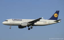 Airbus A320-214 | D-AIZF | Lufthansa  |  It is always a pleasure to photograph Lufthansa aircraft in the old scheme, especially while the light is so good. | Z&UUML;RICH (LSZH/ZRH) 09.07.2026
