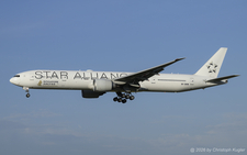 Boeing 777-312ER | 9V-SWM | Singapore Airlines  |  Sinagpore Airlines has three Boeing 777-300 aircraft promoting the Star Alliance. This aircraft was only repainted in the current scheme in APR2019, rougly 7 years after the previous one have been repainted. | Z&UUML;RICH (LSZH/ZRH) 24.08.2026